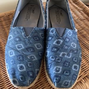 2 pairs of Tom’s classic style